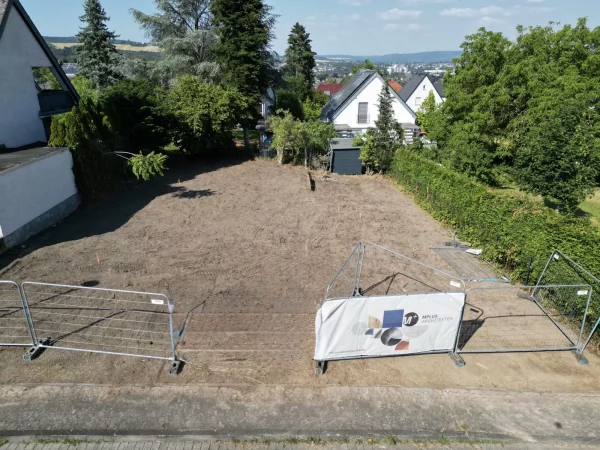 foto baustelle architektur baustart erdarbeiten 2026 juni villa einfamilienhaus garten grün