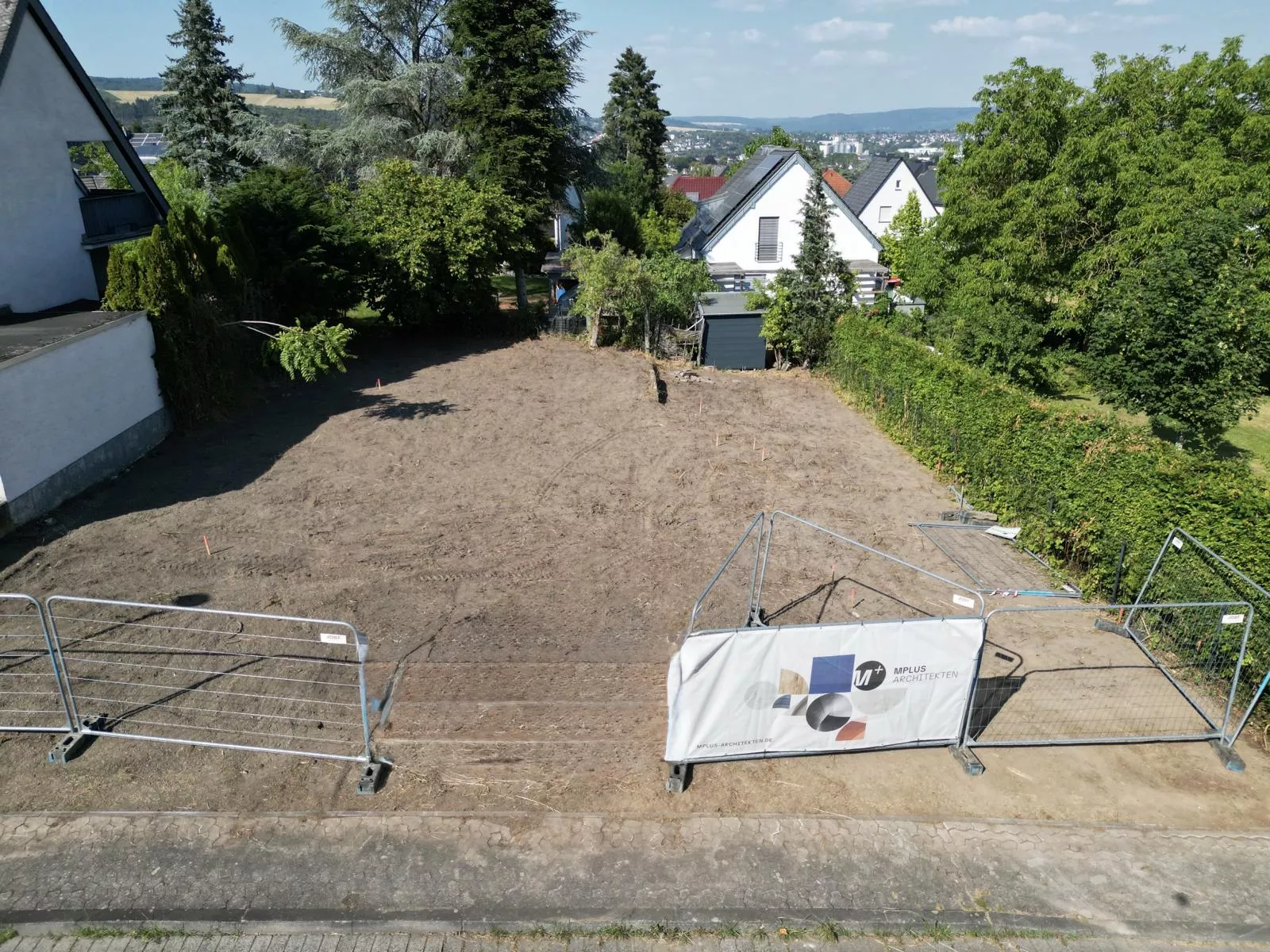 Architektenhaus_Andernach_Baustart_photo foto baustelle architektur baustart erdarbeiten 2026 juni villa einfamilienhaus garten grün